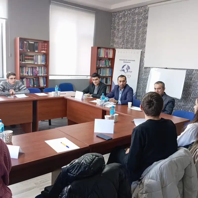 “Gənclərin Elmi Araşdırmalarına Dəstək” İctimai Birliyində bir ay öncə elan olunan “Könüllülük Proqramı”na müraciət etmiş bir qrup gənclə görüş keçirilmişdir.